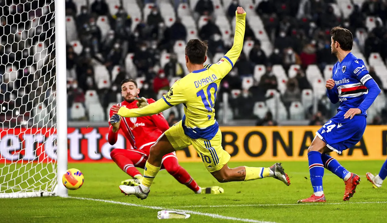 Pemain Juventus Paulo Dybala (10) menendang bola ke gawang Sampdoria yang dijaga kiper Wladimiro Falcone pada pertandingan sepak bola babak 16 besar Coppa Italia di Allianz Stadium, Turin, Italia, 18 Januari 2022. Juventus menang 4-1. (Marco Alpozzi/LaPresse via AP)