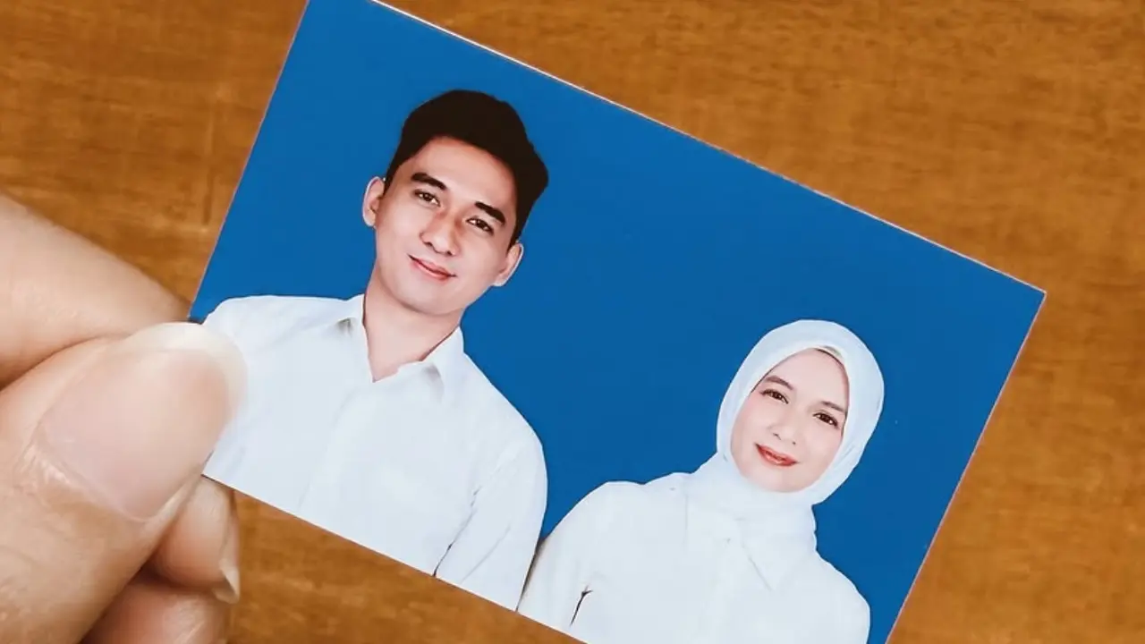 Dea Annisa yang Akrab Disapa Dea Imut Foto Latar Biru Bersama Kekasih