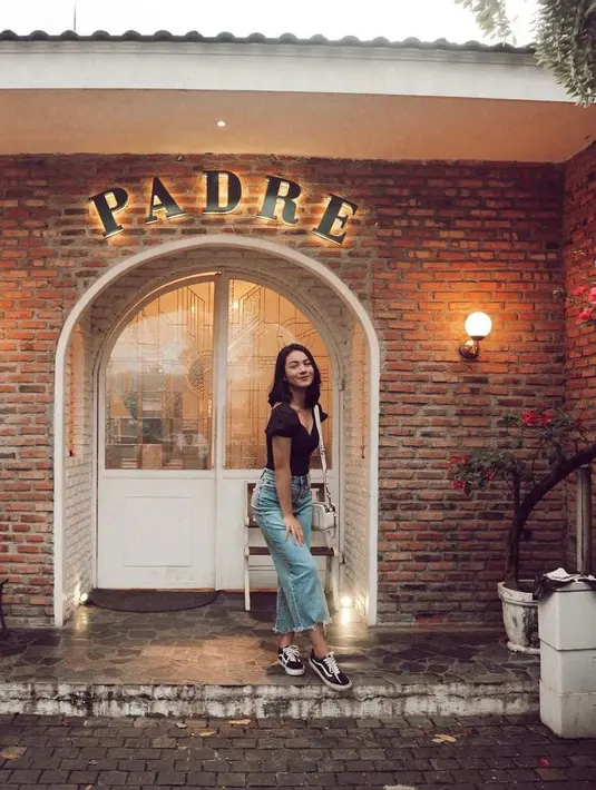 Kombinasi outfit warna hitam dan celana jeans memang tak pernah absen dari look OOTD para remaja. Kece! (Instagram/ersyaurel).