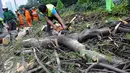 Petugas Dinas Pertamanan dan Pemakaman Provinsi DKI Jakarta memotong pohon yang tumbang di jalan Jenderal Sudirman, Jakarta, Senin (1/2). Pohon tumbang yang terjadi saat hujan deras mengakibatkan kemacetan panjang. (Liputan6.com/Helmi Afandi)