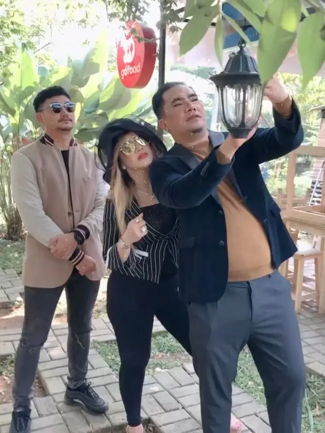 Duet Lagu Bareng, Ini 6 Potret Kedekatan Barbie Kumalasari dan Saipul Jamil