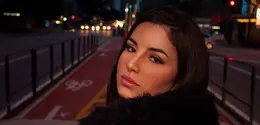 Mob wife aesthetic juga mengandalkan aksesori, makeup, dan warna-warna elegan untuk menciptakan penampilan yang berkelas sekaligus mencuri perhatian. [Dok/Pexels.com/Matheus Lopes].