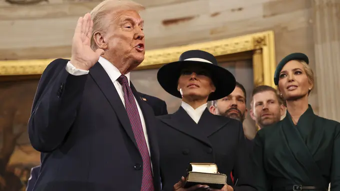 Pesan Tersembunyi Melania Trump Lewat Topi Lebarnya Saat Dampingi Donald Trump Ucapkan Sumpah Jabatan