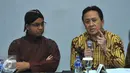 Badan Ekonomi Kreatif, Triawan Munaf (kanan) memberikan keterangan saat Workshop Nasional pelaporan  Konvensi UNESCO 2005 di Jakarta, Selasa (1/3). Konvensi UNESCO terbaru di bidang kebudayaan telah di identifikasi 142 negara. (Liputan6.com/Faisal R Syam)
