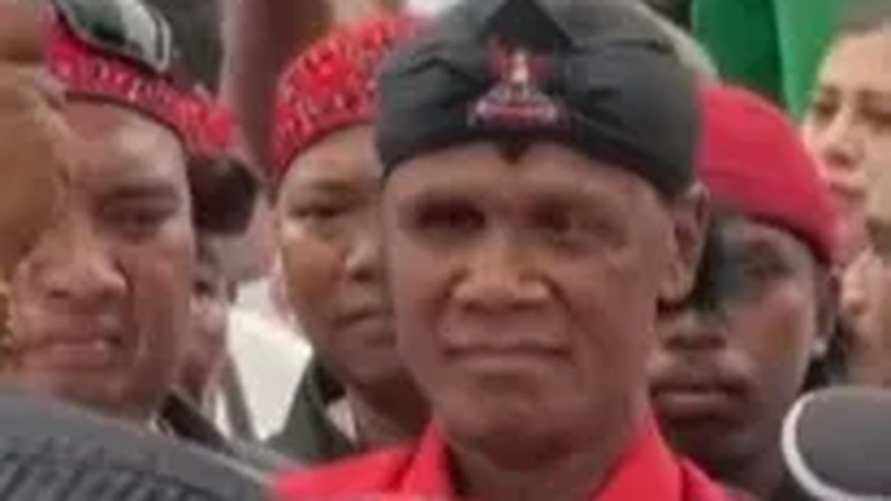 Hercules disebut pernah menjadi seorang portir alias penjaga pintu untuk TNI AD pada masa integrasi Timor Timur. <br>