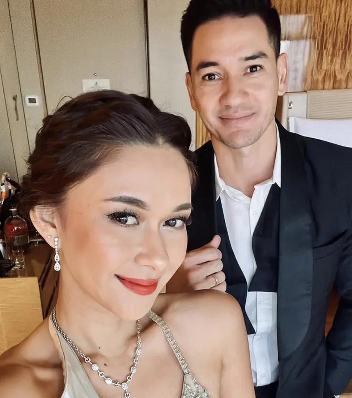 Ketika menghadiri acara formal, Nana Mirdad dan Andrew White selalu tampil glamor dan elegan.