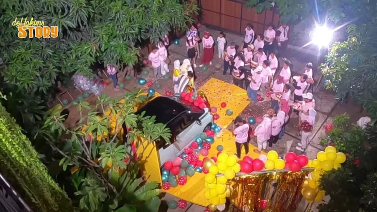 Beginilah suasana meriah saat Irfan membuka kotak kadonya. Di sana ada anak-anak Irfan dan juga karyawannya.