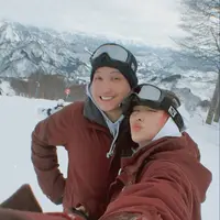 Tampil dengan busana couple, pasangan suami istri ini menuai banyak pujian. Disebut sebagai couple goals, banyak penggemar yang mendoakan keduanya selalu harmonis dan langgeng hingga akhir hayat nanti. (Liputan6.com/IG/@isyanasarasvati)