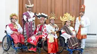 Defile kontingen Indonesia memamerkan keragaman adat Nusantara pada upacara pembukaan Asian Para Games (AiPG) Hangzhou 2022 di Hangzhou Olympic Sports Centre Stadium, Hangzhou, China, Minggu (22/10/2023) malam WIB. (dok. Bidang Media dan Humas NPC Indonesia)