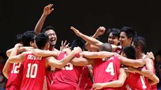Pebasket putra Indonesia merayakan kemenangan atas Singapura dalam semi final basket SEA Games 2015 antara Indonesia melawan Singapura di OCBC Arena, Singapura. Minggu (14/6). Indonesia menang 87-74 dalam pertandingan tersebut. (Bola.com/Arief Bagus)