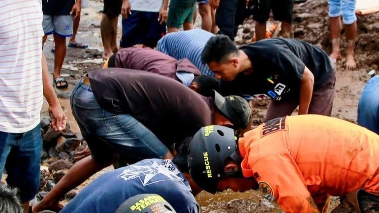 Bencana tersebut menerjang Kelurahan Rua pada Minggu (25/8/2024) pukul 04.00 WIT.&nbsp;Foto: AZZAM RISQULLAH / AFP