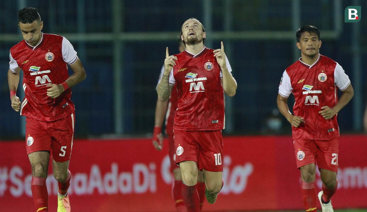 Gelandang Persija Jakarta, Marc Klok (tengah) melakukan selebrasi usai mencetak gol kedua timnya ke gawang Bhayangkara Solo FC dalam laga matchday ke-3 Grup B Piala Menpora 2021 di Stadion Kanjuruhan, Malang, Rabu (31/3/2021). Persija menang 2-1 atas Bhayangkara Solo FC. (Bola.com/M Iqbal Ichsan)