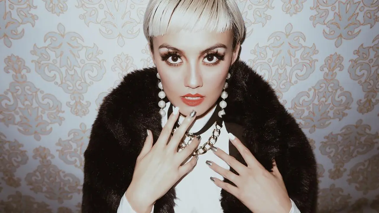 [Bintang] Dari Bondol Sampai Berponi, Gaya Rambut Agnez Mo Mana Yang Paling Kece?