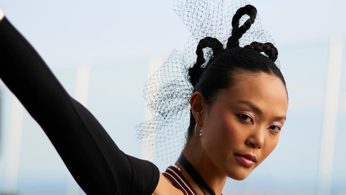 Adidas Bawa Fashion Show Vertikal di The Edge, Empat Penari Berlari di Ketinggian 1.300 Kaki