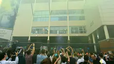 Para pemain Leeds United di sebuah jendela di dalam stadion menyapa pendukung mereka untuk merayakan kembalinya klub ke Liga Premier setelah 16 tahun, di Leeds, Inggris utara (17/7/2020). Leeds United memastikan diri tampil di Premier League musim depan (2020/2021). (AFP/Paul Ellis)