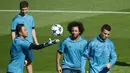 Striker Real Madrid, Cristiano Ronaldo bersama rekannya melakukan sesi latihan jelang laga Liga Champions di Madrid, Selasa (12/9/2017). Real Madrid akan berhadapan dengan  Apoel FC. (AFP/Pierre-Philippe Marcou)