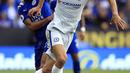 Bek Chelsea, Marcos Alonso, berusaha melewati gelandang Leicester, Riyad Mahrez, pada laga Premier League di Stadion King Power, Leicester, Sabtu (9/9/2017). Leicester kalah 1-2 dari Chelsea. (AP/Mike Egerton)