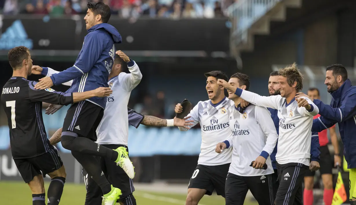 Ekspresi para pemain Real Madrid saat  Cristiano Ronaldo mecetak gol ke gawang Celta Vigo pada lanjutan La Liga di Balaidos stadium, Vigo, Rabu (17/5/2017). Madrid menang 4-1. (AP/Lalo R. Villa)