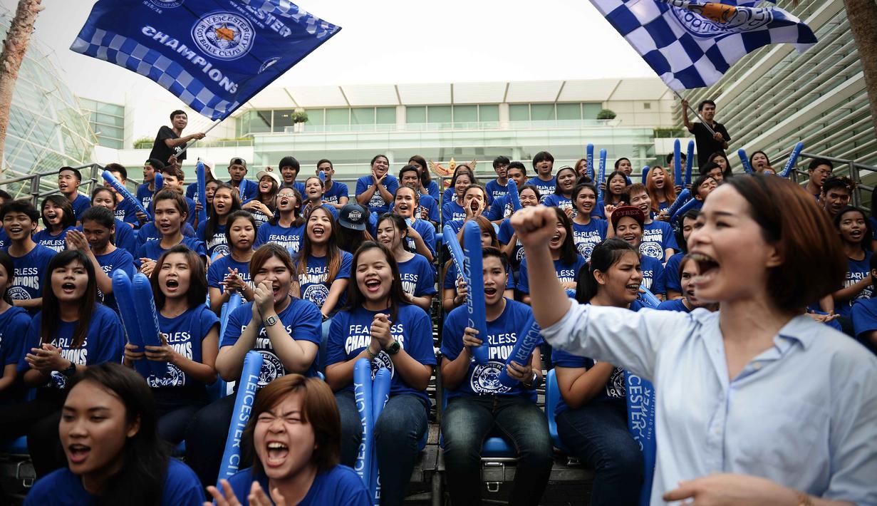 Fans Leicester City bernyanyi dan meneriakan yel-yel menyambut para pemain dan Official tim Leicester City saat parade trofi juara Liga Inggris 2015/2016 di Bangkok, (19/5/2016). (AFP/Lillian Suwanrumpha)