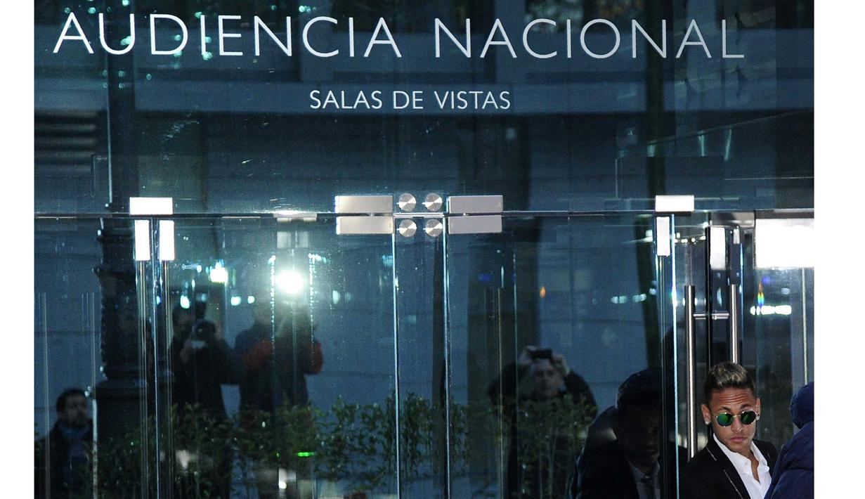Neymar (kanan) tiba di kantor pengadilan Spanyol, Madrid, Selasa (2/2/2016). Kedatangan Neymar ini atas dugaan penggelapan pajak yang dituduhkan kepadanya. AFP/Curto De La Torre)