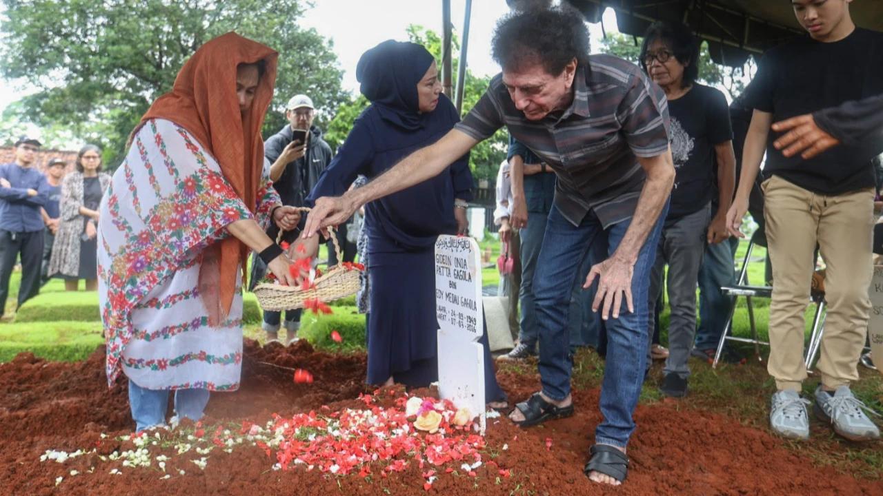 FOTO: Penghormatan Terakhir untuk Donny Fattah di TPU Kampung Kandang