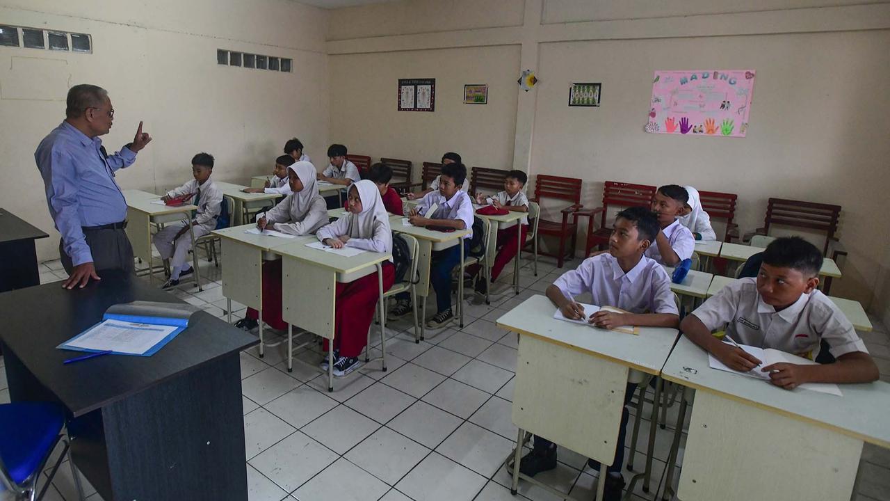FOTO: Hari Pertama Tahun Ajaran Baru, SMP Swasta Gratis di Depok Resmi Dimulai