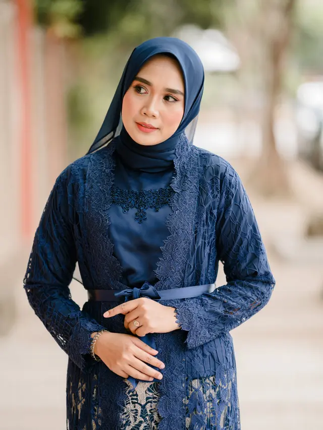 Model Gamis Kombinasi Outer Brokat dan Batik Warna Navy Elegan