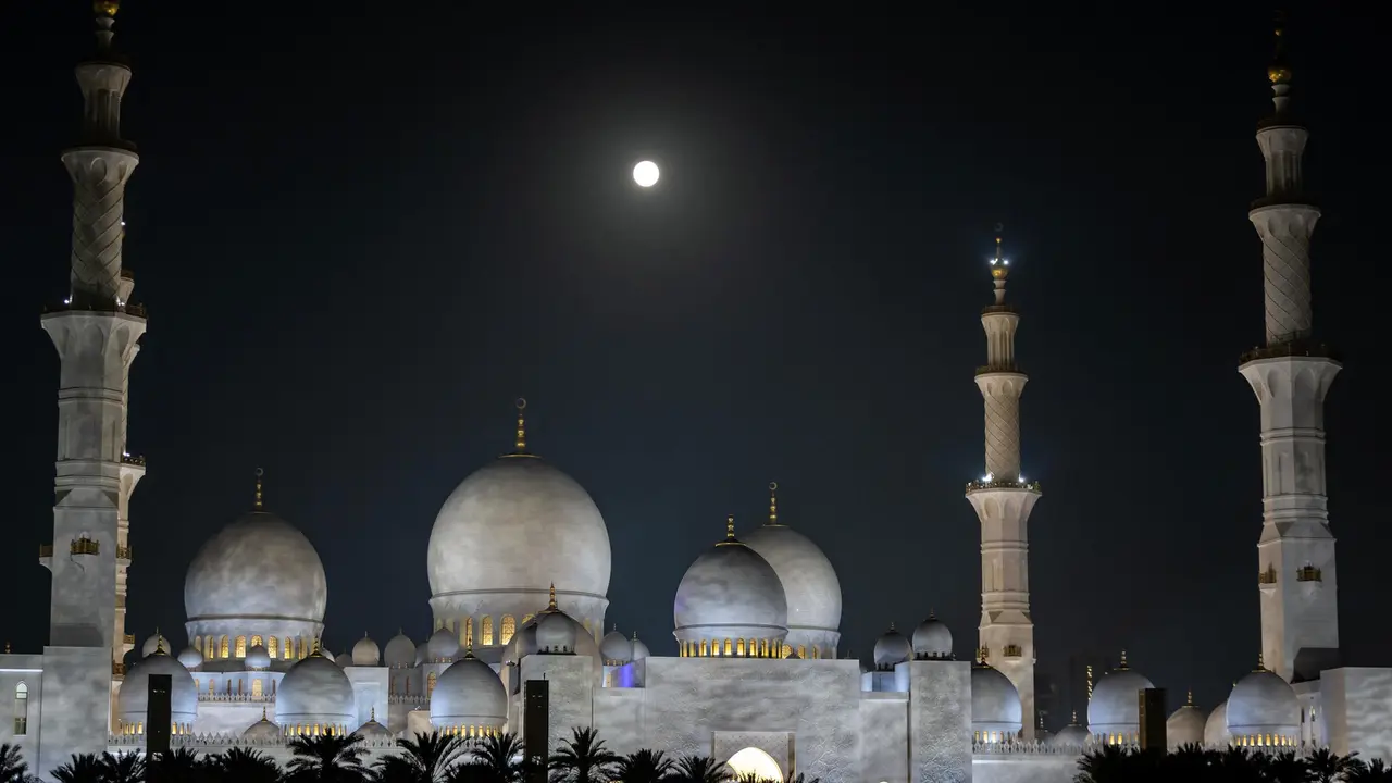 Keindahan Masjid Agung Sheikh Zayed Abu Dhabi