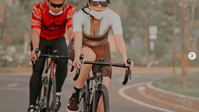 10 Potret Gisel Saat Bersepeda, Pesonanya Bikin Semangat Gowes