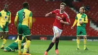 Will Keane (tengah) menciptakan 5 gol ke gawang Norwich City U-21 di Stadion Old Trafford, Senin (8/2/2016). (Reuters/Carl Recine)