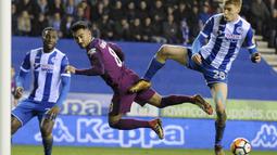 Duel pemain Wigan, Jay Fulton (kanan) dan pemain Manchester City, Ilkay Gundogan (tengah) pada laga babak kelima Piala FA di DW Stadium, Wigan, (19/2/2018). Manchester City kalah 0-1.  (AP/Rui Vieira)