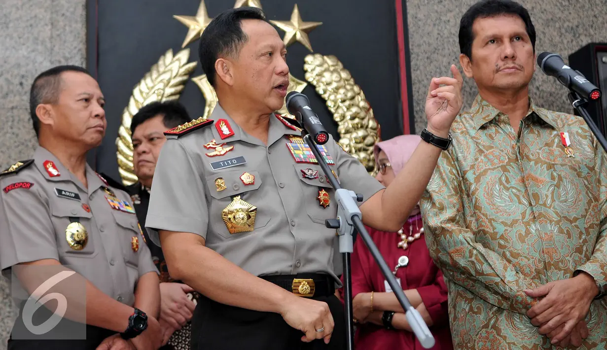Kapolri Jenderal Tito Karnavian bersama Menpan-RB, Asman Abnur memberikan keterangan kepada awak media usai mengadakan pertemuan tertutup di Mabes Polri, Jakarta, Jumat (19/8). (Liputan6.com/Gempur M Surya)