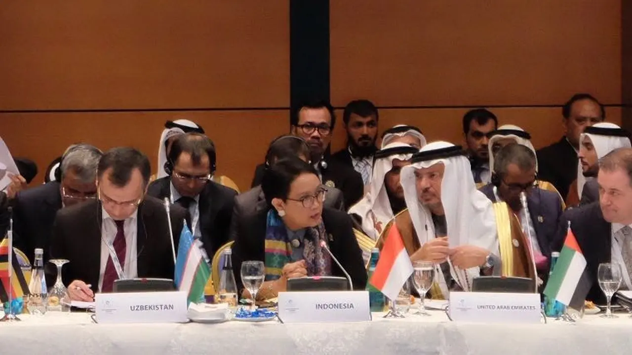 Menteri Luar Negeri Indonesia Retno Marsudi (tengah) dalam pertemuan setingkat menteri di KTT Organisasi Kerja Sama Islam (OKI) di Istanbul, Turki (13/12/2017). (Sumber: Kemlu RI)
