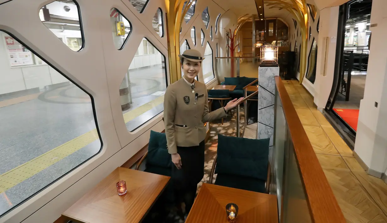 Sebuah lounge yang dimiliki kereta api mewah "Train Suite Shiki-Shima" di Tokyo, Jepang, 16 Maret 2017. Kereta mewah Shiki-Shima juga memiliki satu restoran mewah, serta dua gerbong observasi panorama di bagian depan dan belakang. (str/JIJI PRESS/AFP)