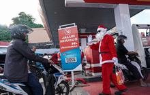 Unik! SPBU Pertamina di Manado Ini Hadirkan Sinterklas, Menambah Kebahagiaan Saat Natal