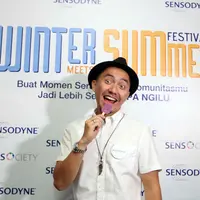 Ananda Omesh termasuk salah satu dari sekian banyak selebritis yang gemar mengendarai sepada motor. Saat masih duduk di bangku kuliah, Omesh mengaku rela berjualan susu demi membeli sepeda motor kesukaannya. (Nurwahyunan/Bintang.com)