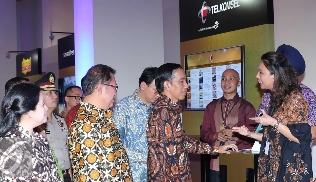 Presiden Joko Widodo usai meresmikan internet cepat 4G-LTE secara nasional di Jakarta, Jumat (11/10). Dengan tema Revolusi Digital Layanan 4G-LTE dapat dinikmati secara nasional di semua provaider yang berada di Indonesia. (Liputan6.com/Angga Yuniar)