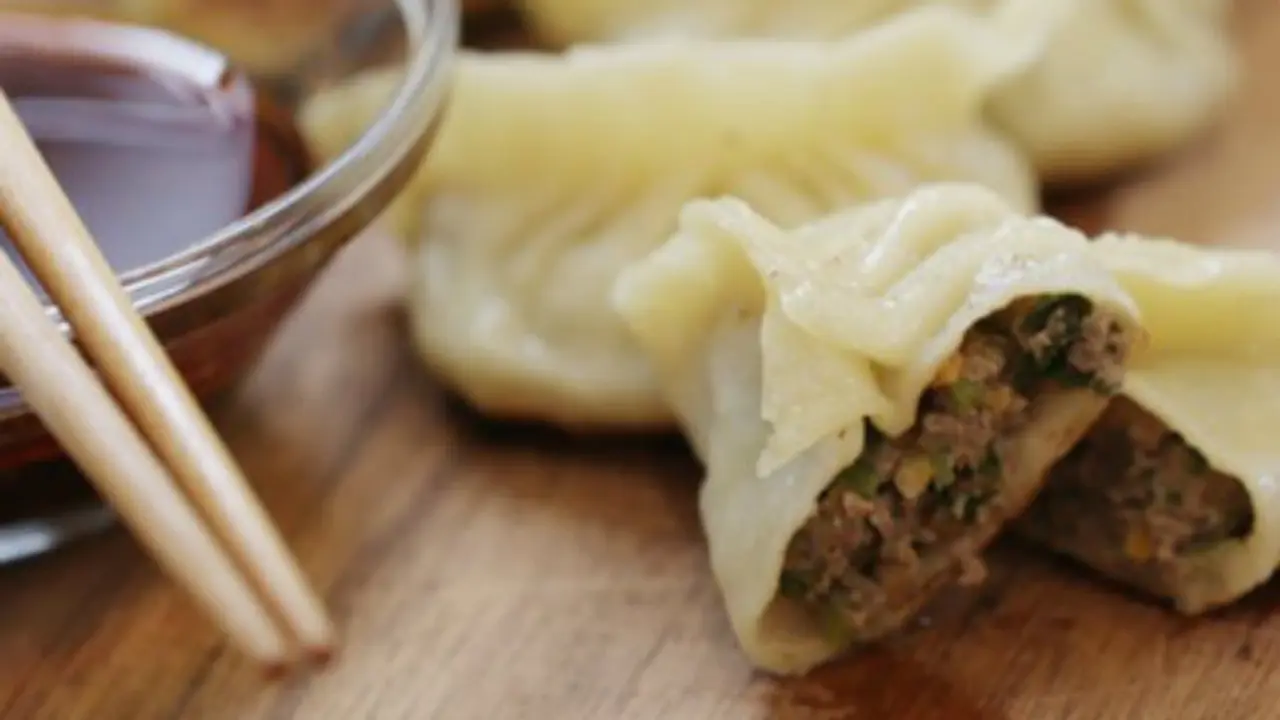 Tutorial Kuliner: Pangsit Isi Daging Giling Pembawa Keberuntungan