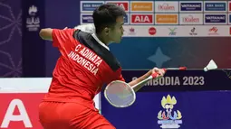 Pebulu tangkis tunggal putra Indonesia,&nbsp;Christian Adinata&nbsp;melawan pebulu tangkis tunggal putra Malaysia, Lee Shun Yang pada final bulu tangkis beregu putra SEA Games 2023 di Badminton Hall Morodok Techo National Stadium, Phnom Penh, Kamboja, Kamis (11/05/2023). (Bola.com/Abdul Aziz)