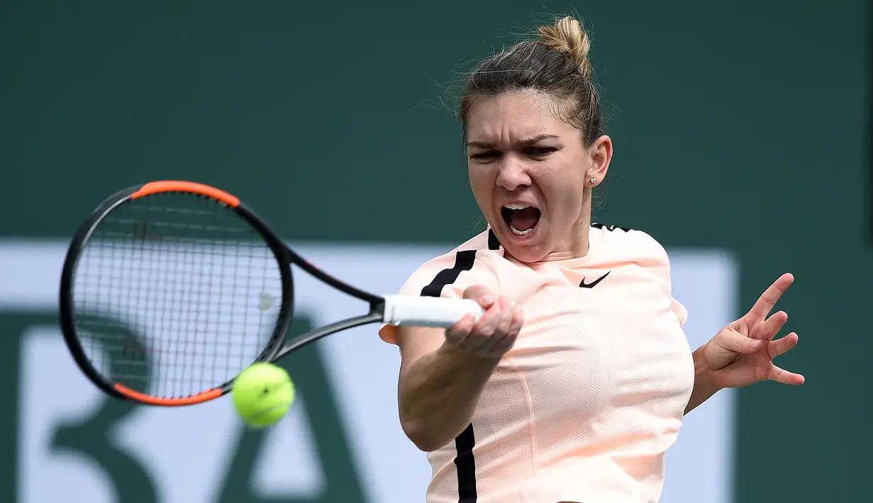 Petenis putri nomor satu dunia, Simona Halep berusaha mengembalikan bola ke petenis Cina, Wang Qiang pada turnamen BNP Paribas Terbuka di Indian Wells, Selasa (13/3). Halep mengalahkan pendatang baru Wang Qiang 7-5 6-1 (Kevork Djansezian/Getty Images/AFP)