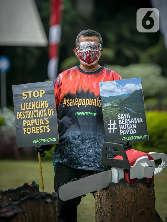Aktivis Greenpeace menggelar aksi damai di Kementerian Lingkungan Hidup dan Kehutanan, Jakarta, Kamis (8/4/2021). Mereka menentang rencanan perusakan Hutan Papua yang masih ada di dalam areal perkebunan yang belum dirusak bisa dikembalikan kepada masyarakat adat Papua. (Liputan6.com/Faizal Fanani)
