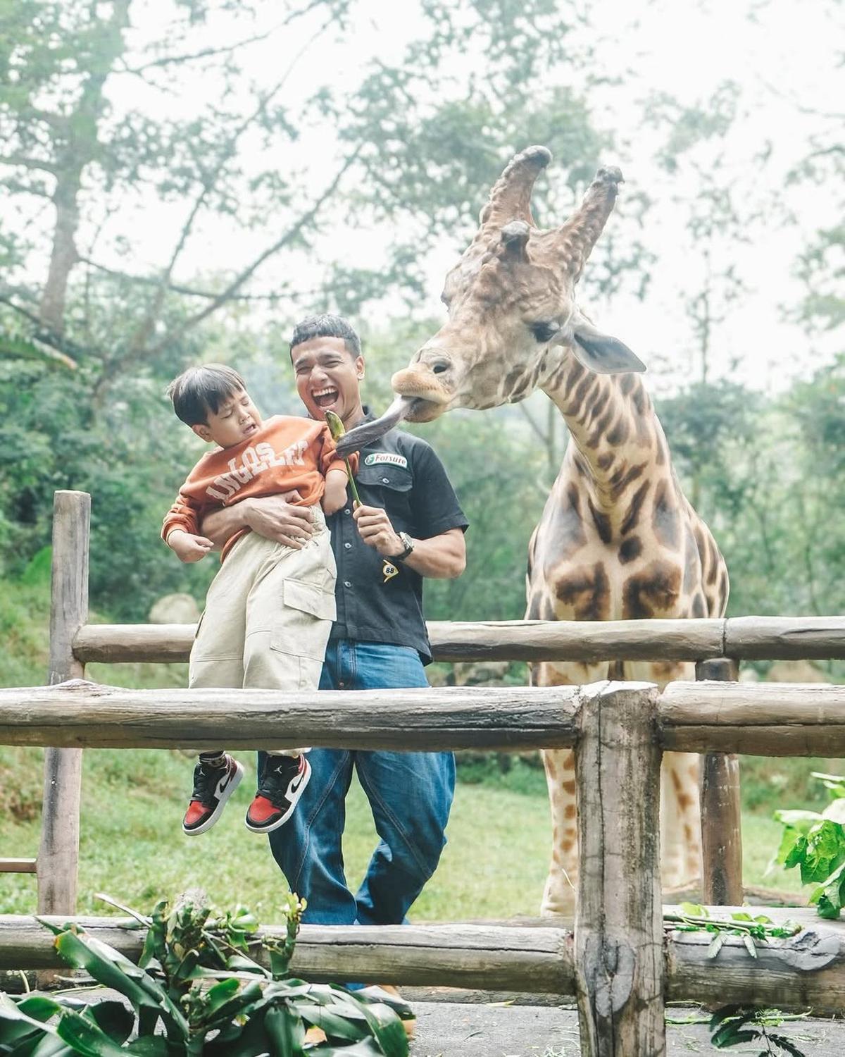 7 Potret Gala Sky Dibuat Menangis saat Foto Bareng Jerapah, Ekspresinya Bikin Gemas - Padahal Sebelumya Happy