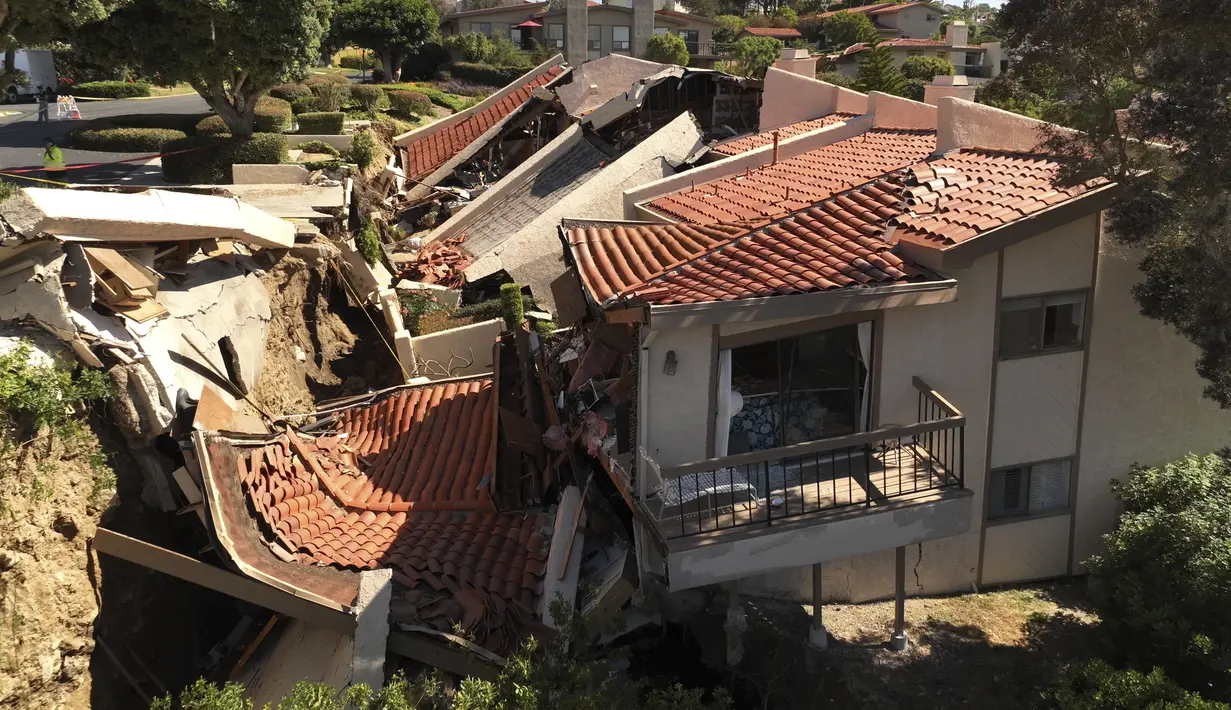 Foto yang diambil dengan drone ini menunjukkan kerusakan akibat pergerakan bumi pada sebuah properti di Rolling Hills Estates, California, Senin, 10 Juli 2023. (Ted Soqui via AP)