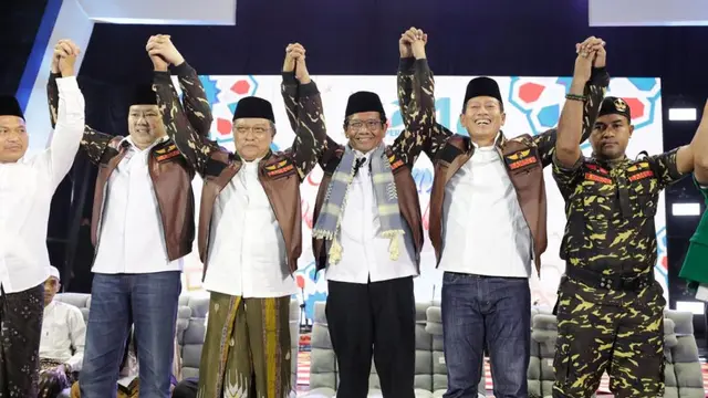 Eks Ketua Pengurus Besar Nahdlatul Ulama (PBNU) KH Said Aqil Siraj (ketiga dari kiri) mendoakan cawapres nomor urut 3 Mahfud MD (ketiga dari kanan) menjadi Wakil Presiden RI tahun 2024-2029 (Istimewa)