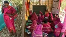 Suasana kegiatan di Sekolah Aajibaichi Shaala, Desa Fangane, India, pada 1 Maret 2017. Para nenek diwajibkan mengenakan seragam berupa syari, pakaian khas India, berwarna pink. (AFP Photo / Indranil Mukherjee)