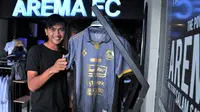 Jayus Hariono jadi pemain pertama yang mengenakan jersey ketiga Arema musim 2020. (Bola.com/Iwan Setiawan)