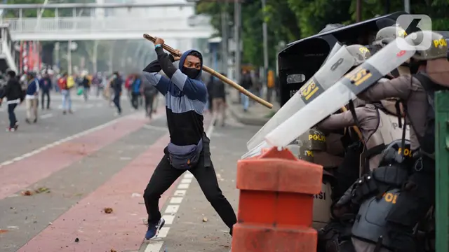 FOTO: Bentrok Pengunjuk Rasa dengan Aparat Pecah di Jalan Medan Merdeka Timur