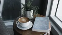 Ilustrasi kopi dan buku. (Photo by Alexandra Fuller on Unsplash)