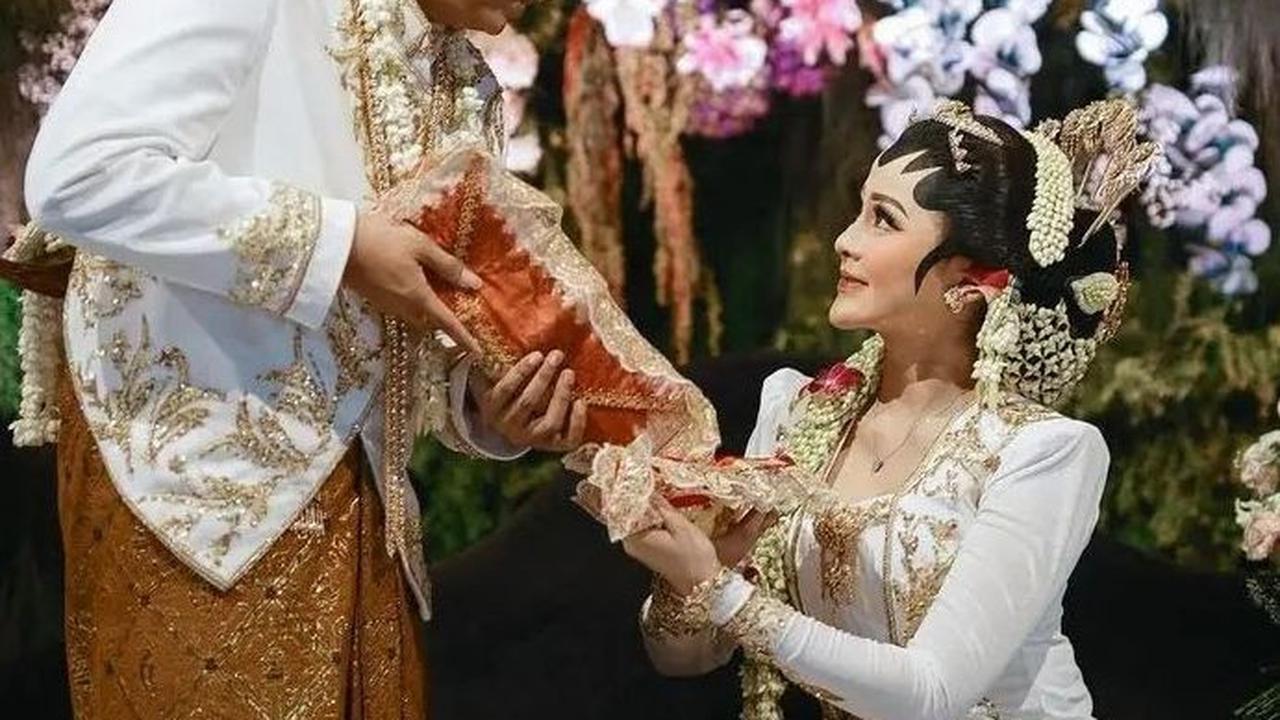 Diketahui, maskawin yang diberikan Denny kepada Bella adalah emas 12 gram dan uang tunai 12 ribu riyal.