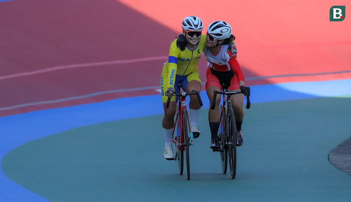 Sebelumnya, ia meraih emas di nomor individual time trial (ITT) road race. Sebagai informasi, secara keseluruhan, Ayustina Delia Priatna berhasil menyumbang satu medali emas dan dua perunggu untuk kontingen Indonesia. (Bola.com/Bagaskara Lazuardi)